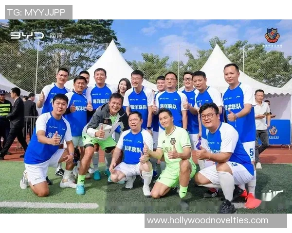 足球明星齐聚一堂高清合影展现绿茵场上的荣耀与激情 足球明星齐聚一堂高清合影展现绿茵场上的荣耀与激情